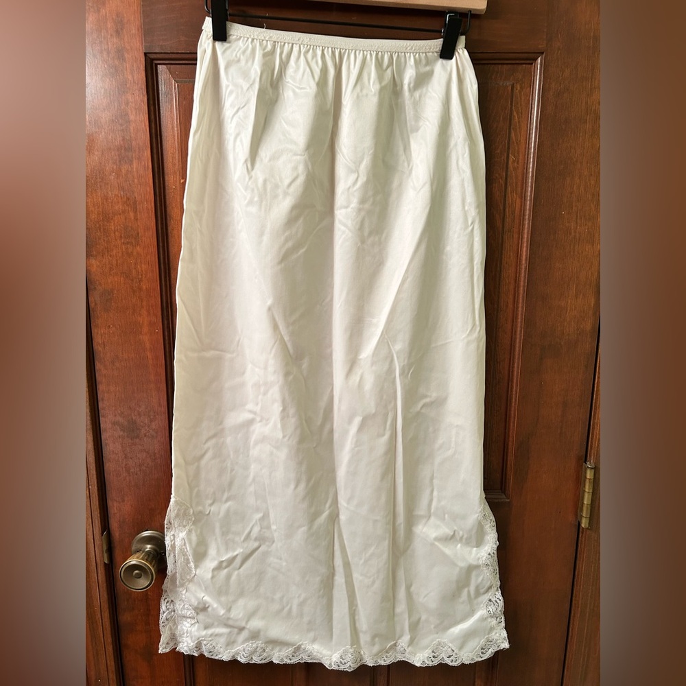 WONDER MAID VTG Non-Cling Cream half slip with lace trim. Has Union made tag.